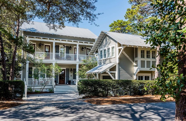 Book Now for Fall Stays! Cottage District, Rooftop Deck, Lake Views, Carriage House!