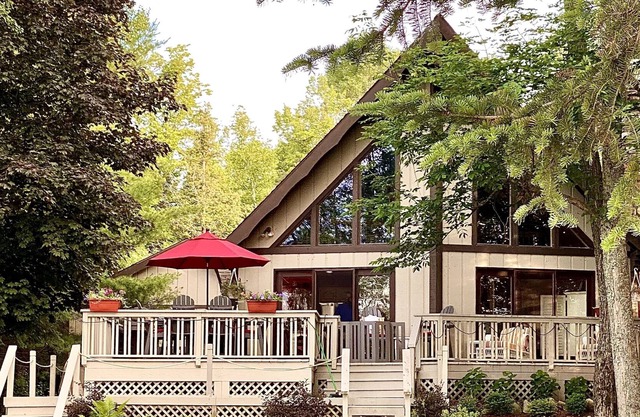 Book now for Fall! Cozy home on Mullett Lake, fireplace, deck, fire pit