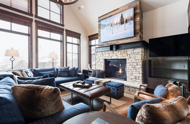 Book Now for Winter! Chic cottage, Silver Star #40, with funicular to slopes and private hot tub