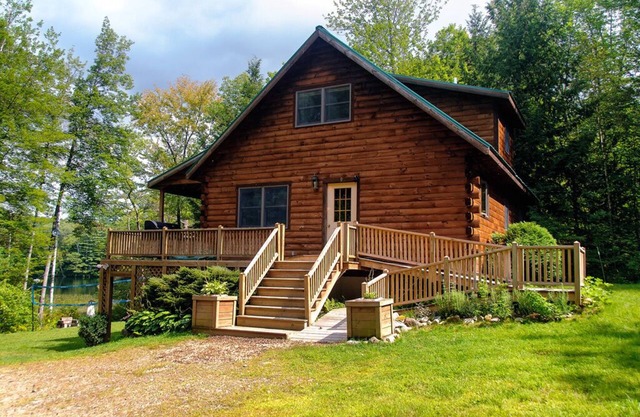 Book now Oct Foliage, Fishing lakeside 3 level log cabin: sleeps 8, 3bed 2bath