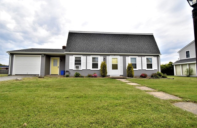 BOOK SUMMER 2026 EARLY FOR BEST DEAL!Walk to beach, large Gambrel, 4 bds, 2 bth.