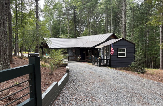 Book today; autumn leaves change soon WOODSIDE COTTAGE in Blue Ridge Mtns N.GA.