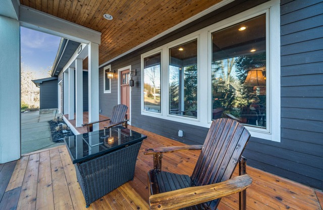Book your winter’s vacation! Off season long term welcomes! Beautiful lakeview!
