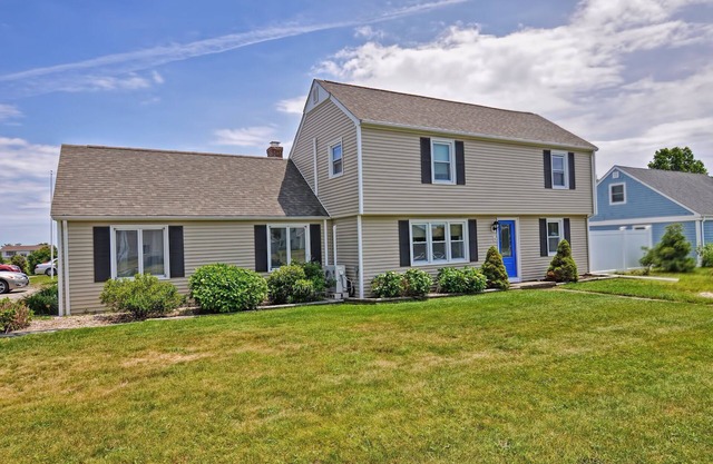 Booking 2026 Spacious 5-bdrm house Private Backyard, Free Beach Parking