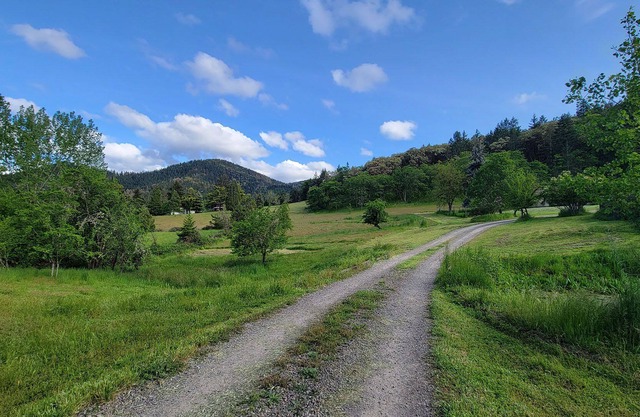 BookStayHop -Celestial Compound ~ with Outdoor Space and Mountain Views.