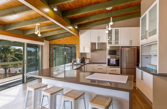 Boomerang House- Large home with Pool