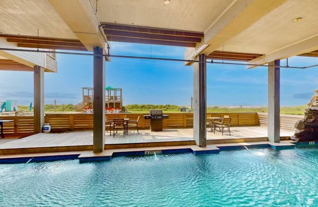 BORA BeachFront 308 Oceanfront 3-beds 2-bath Suite