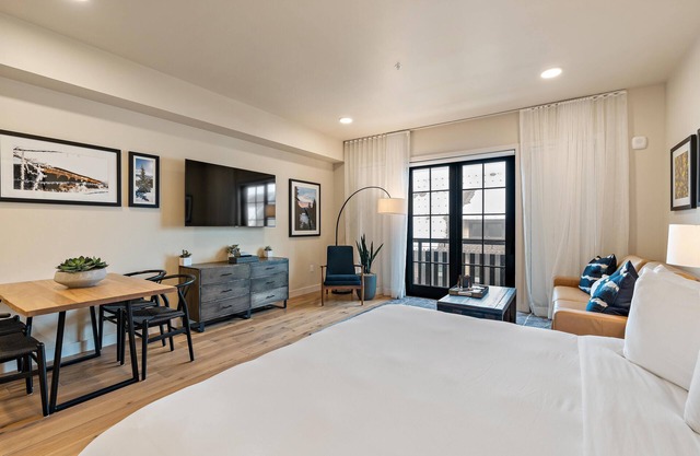 Borah Peak Village Studio Condo - Gorgeous Condo|Juliette Balcony|Mountain & Village Views
