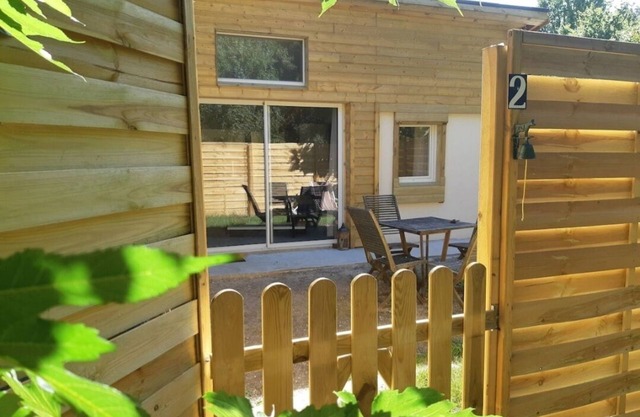Bordeaux 15 mn - Beaches 25 mn Cottage and private garden. Quick airport access.