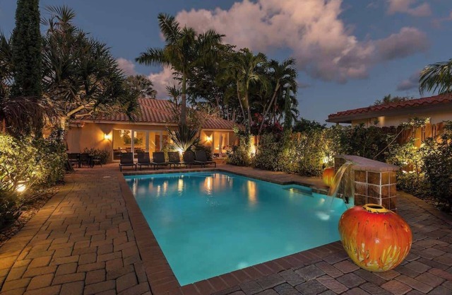 Botanical Paradise: Waterfront Pool Villa w/Kayaks