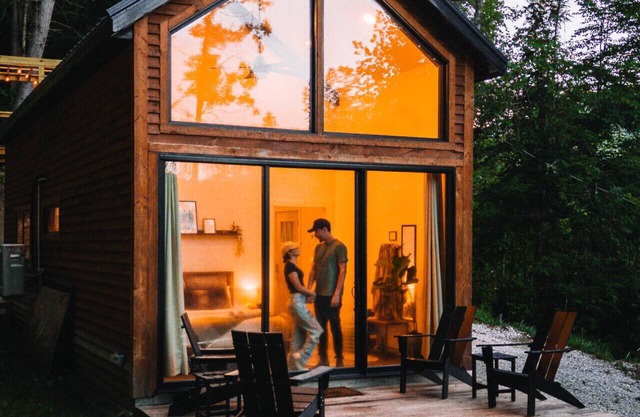 Boulder Mounted Hot Tub | Sleeps 4 | Romantic Stay