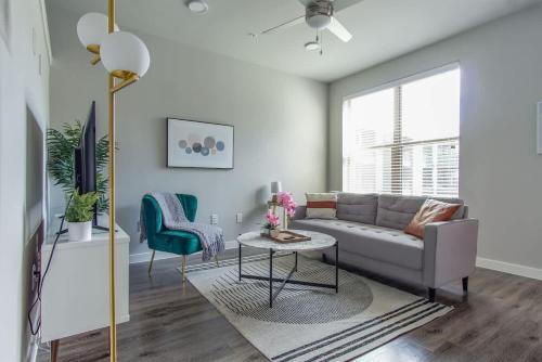 Boulevard Stays Pool Gym Parking 1BR King Suite C