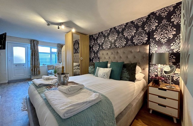 BOURNECOAST: LOVELY GROUND FLOOR STUDIO APARTMENT, NEAR RIVER & BEACHES - FM3001