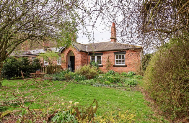 BOUSDALE COTTAGE, pet friendly, with open fire in Guisborough