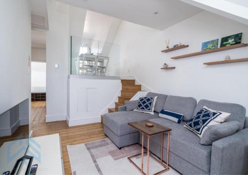 Boutique 2BR Apartment with Roof Terrace Near Tube - Central West Kensington Stay