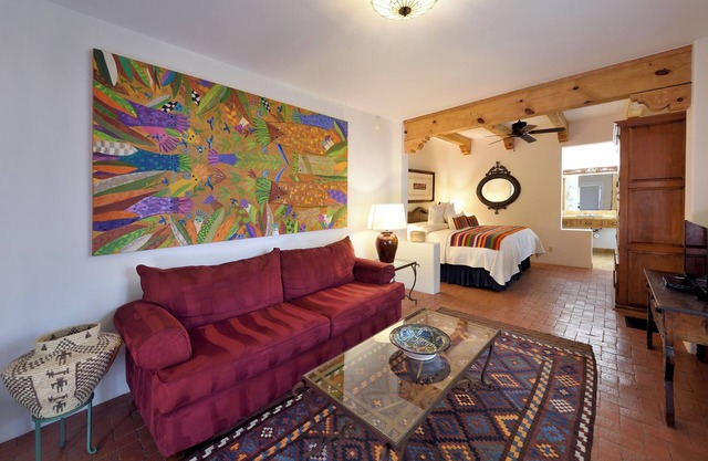 BOUTIQUE HOTEL - King deluxe Suite 1/2 mi. from Santa Fe Plaza