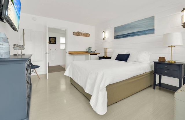 Boutique hotel Queen room 1 block from the beach!
