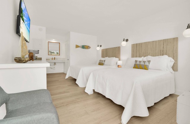 Boutique Hotel 2 double beds with POOL, LOCATION! 1 block to BEACH/Restaurants