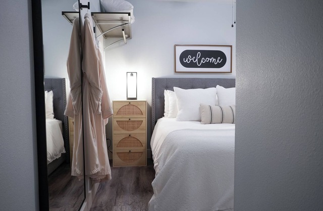 Boutique Lodging at the Douglas on Third right on Charming Historic 3rd St. #11