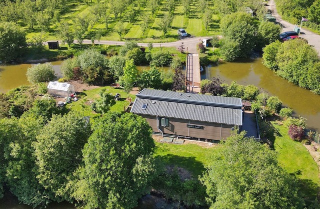 BRAEBURN LODGE, pet friendly, with a garden in Winkleigh