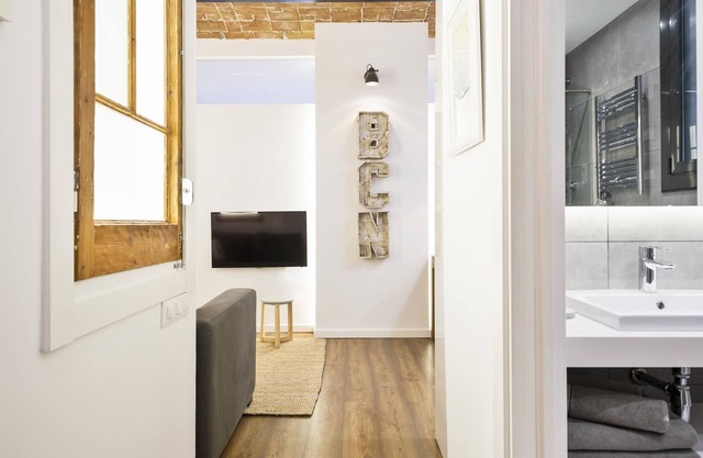Brand New 2 Bedroom Apartment In Trendy Poble Sec, 10 Minutes From Ramblas