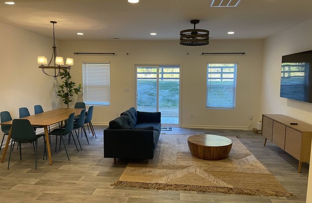 Brand New 3 BDR w/KING Bed 8 mins to White Water