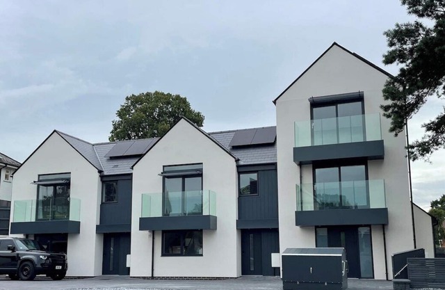 Brand New 4 Bedroom House -Sleeps 9 - Free Parking