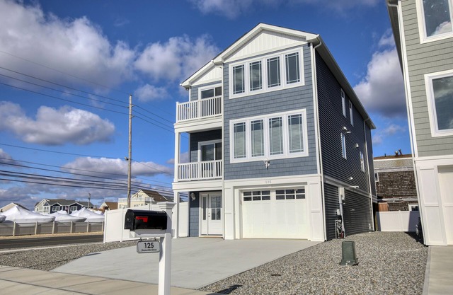 Brand New 4-Bedroom with Den in beautiful Mantoloking