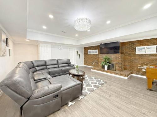 Brand New 5-Bedroom Beach Villa -1 Minute to Beach