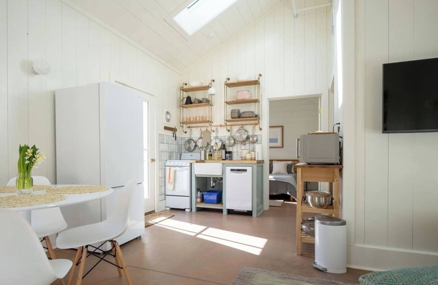 Brand New, Airy Cottage Near Burlington Beaches - Fully Registered & Licensed
