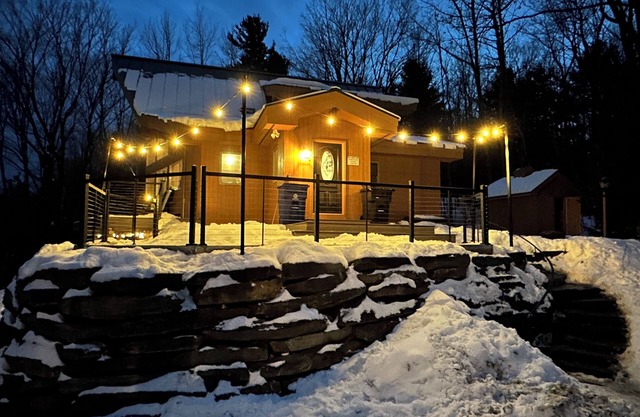 Brand new Appliances, Deck & Hot Tub - 1 min from Okemo base & Ludlow Downtown!
