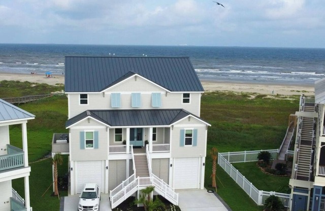 BRAND NEW BEACHFRONT HOUSE WITH BREATHTAKING VIEWS - Elevator - Best Location