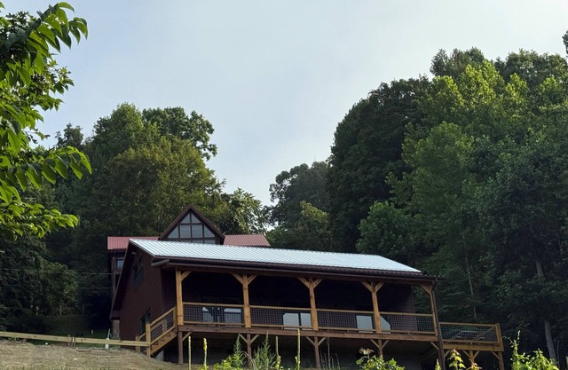 Brand new cabin with HOT TUB, Dock & Lake Access