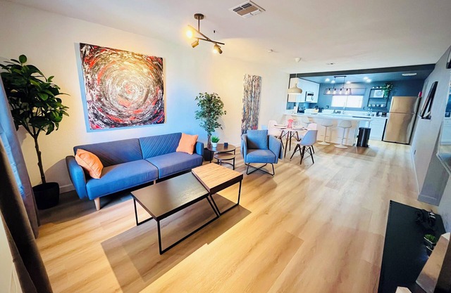 BRAND NEW! Cozy 2br 2ba, 5min to Vegas Strip, Fast Wi-Fi, Street Parking
