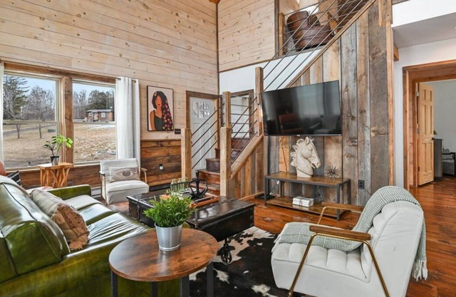 Brand new Farmhouse Cabin/Hot Tub/Sauna/10 Private Acres