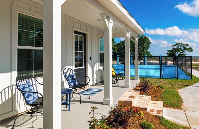 BRAND NEW, Fully Furnished, 3 Bedroom Cottage!