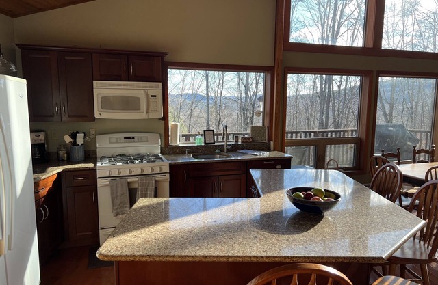 Brand new hot tub, spacious Chalet 1 min from Okemo base and Ludlow Downtown!