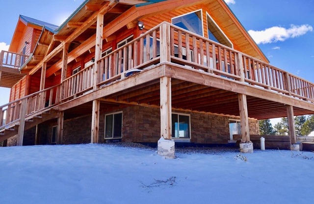 Brand New Log Home Sleeps 18+ Five Mins From Ski Slopes Pet Friendly Generator