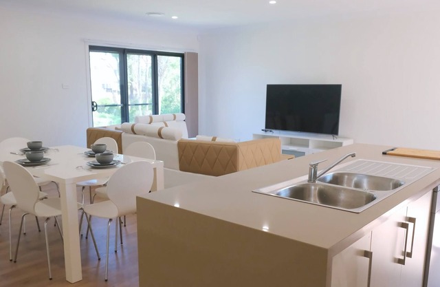 Brand New Modern 4 BrHouse closed to lake