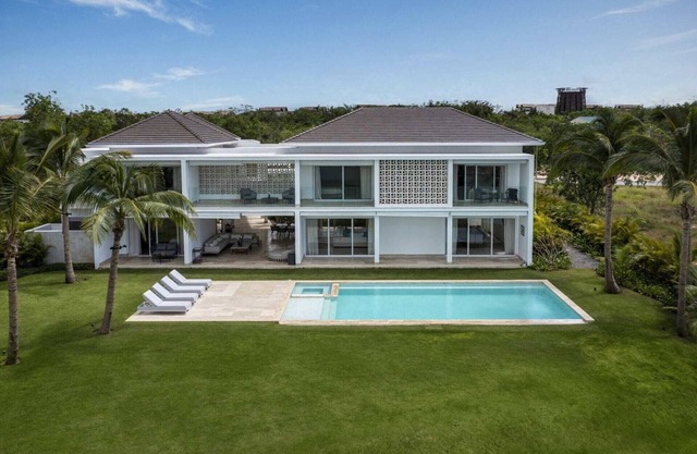 Brand New & Modern 5Bdr Villa @ CDC! Pool, Jacuzzi and BBQ