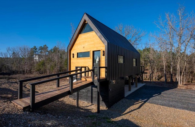 Brand New Modern Alpine Cabin-Luxury Amenities-Outdoor Deck Patio-Hot Tub-Fire Pit