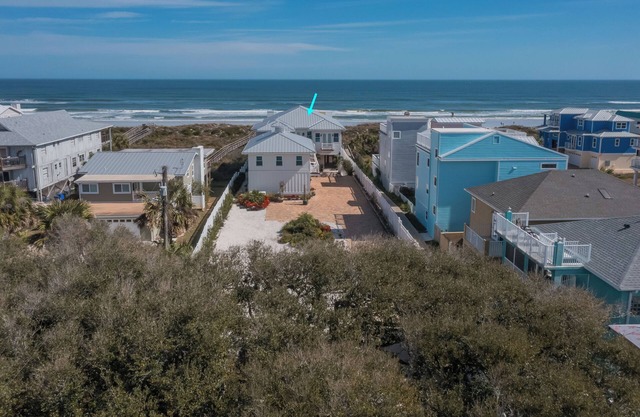 BRAND NEW, OCEANFRONT, HEATED POOL HOME! Sleeps 10+