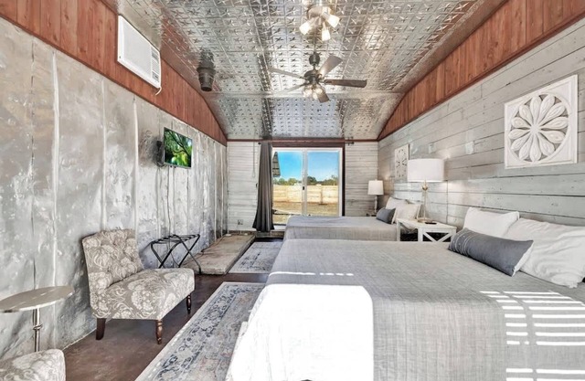 Brand New Private Pool and Hot-tub Near Main!