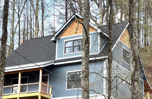 BRAND-NEW!! RUSTIC CHALET - GAME ROOM, HOT TUB, PRIVATE LOT - 8 MINS TO PARKWAY!