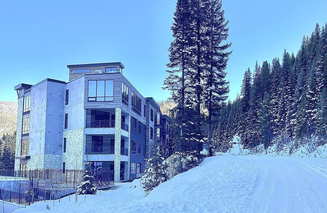 Brand New Ski In/Ski Out studio condo at base of Winter Park