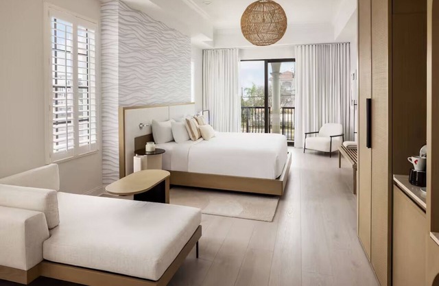 Breath of Fresh Air! Balcony, Outdoor Pool, Close to Pass-A-Grille Dog Beach