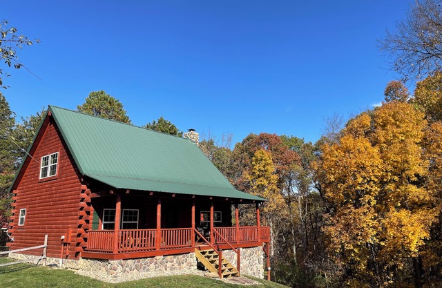 Breath of Heaven Cabin, Hocking Hills-Pond, New Hot Tub, Pets, Secluded, Deck!