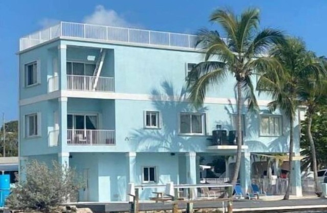 Breathtaking BAYSIDE VIEWS, private beach and boat ramp access, manatees galore!