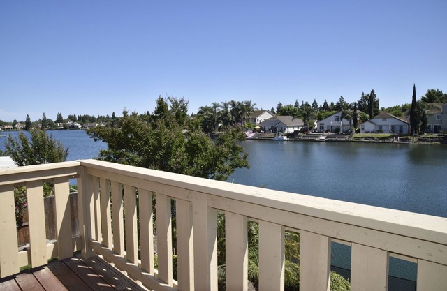 Breathtaking LakeFront, long term rental only, 210 dollars a day, 30 days up.