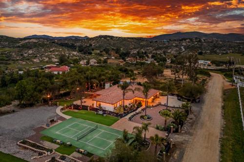 Breathtaking Meadows by AvantStay Temecula Group Retreat Pool Pickleball Firepit Hot Tub